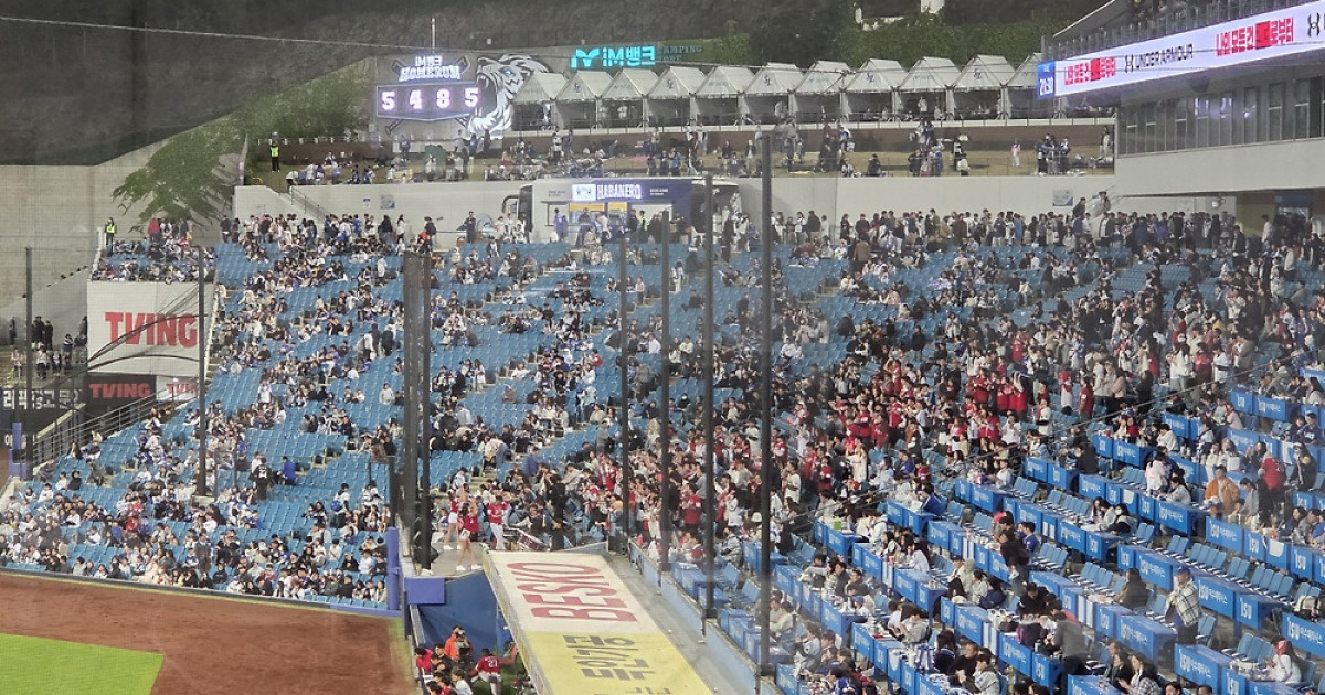 삼성은 9회가 무습다.. 썰물처럼 퇴장한 관객들 → SSG 연이틀 9회 대역전 쇼! 3연전 독식 [대구 현장]