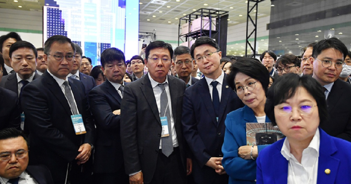 '월드IT쇼 2026' K-피지컬AI 선도...56개국 외교사절 한자리에