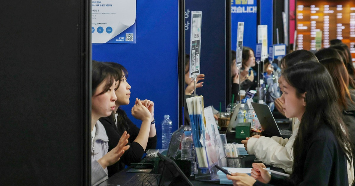 [단독]AI가 중기 사무직 일자리도 삼켰나···기업 주도권에 ‘약한 고리’ 공포 커진다[딸깍, 노동④]