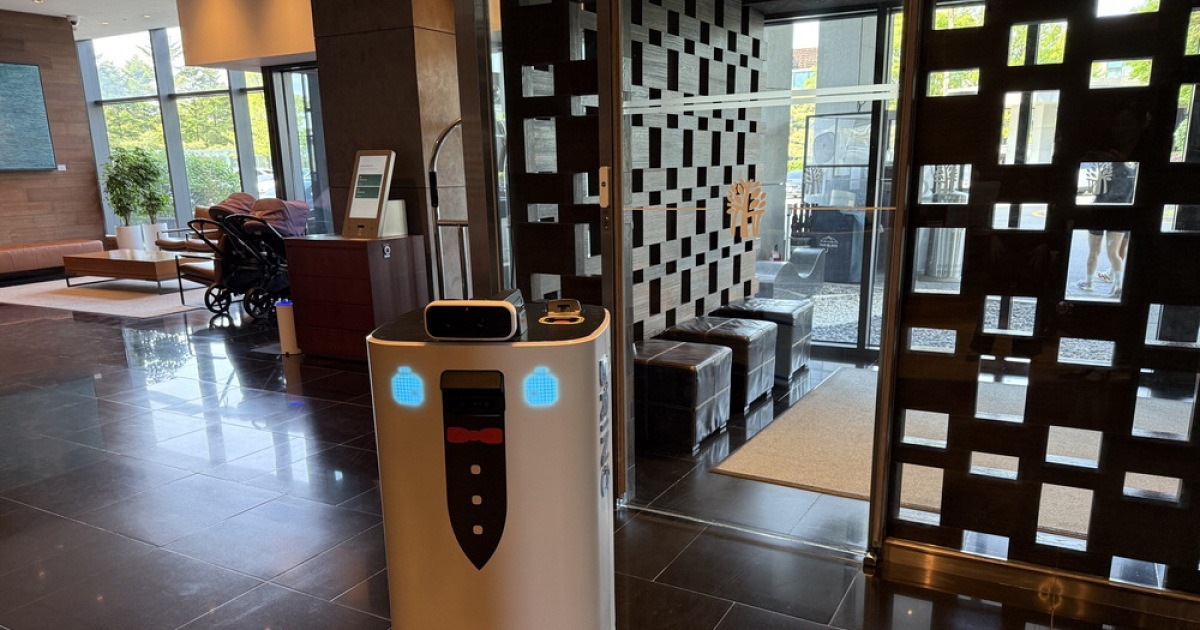 "AI와 대화하며 예약하고 로봇이 수건 배달"