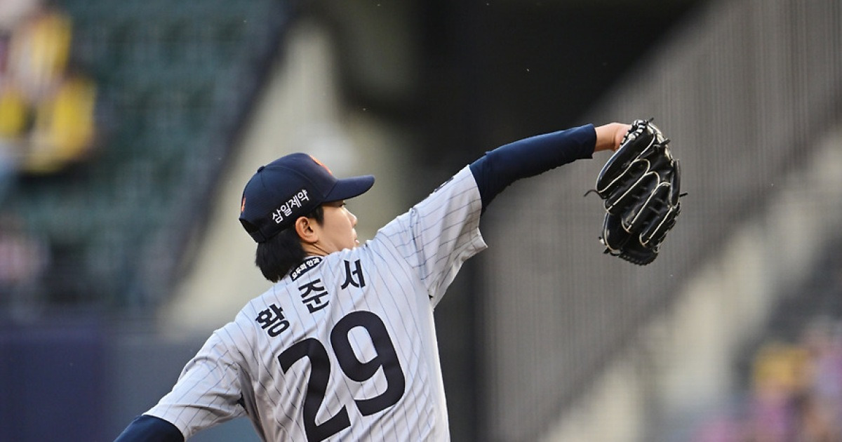 수비 실책에 흔들렸지만..황준서, LG전 2.2이닝 1자책 2실점