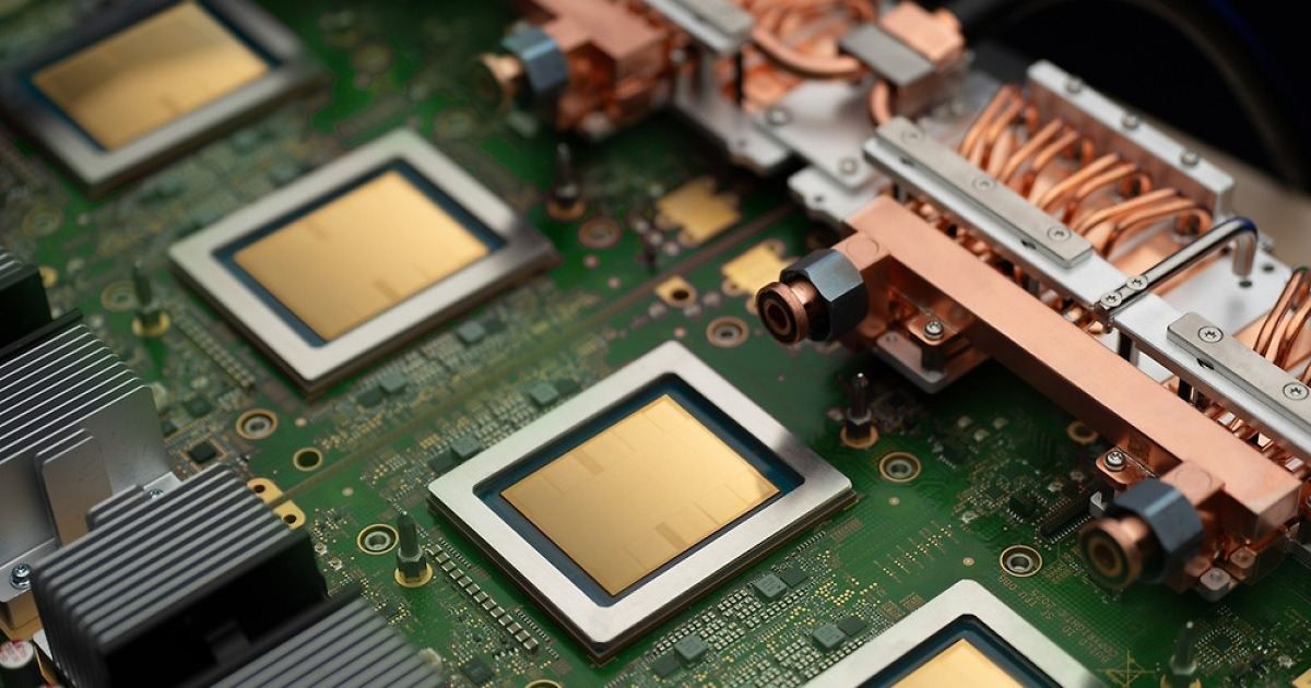 13년전 '무모한 도전'이 낳은 TPU…AI시대 만나 날개 단 구글