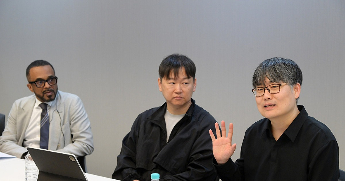 웹툰 작가의 AI 체험기 "AI는 똑똑한 조수...어떻게 쓰느냐에 따라 창작물 달라져"