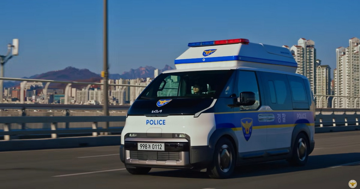 뚜껑 열리며 드론 날아간다…기아가 만든 최첨단 ‘AI 순찰차’ 떴다[영상]