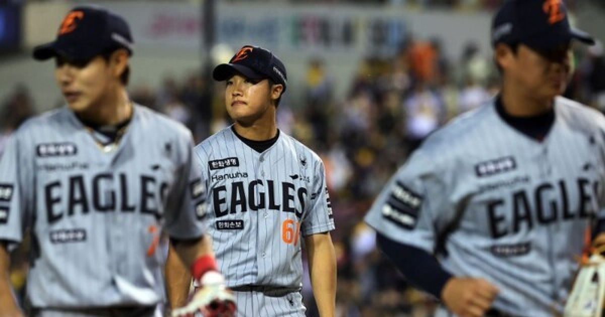 '투수 8명+쿠싱 2이닝 총력전' 점점 쌓여가는 불펜 부담…투수 쏟아부어 이긴 한화, 류현진 어깨 무거워진다