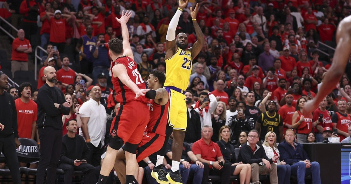 '르브론 연장행 3점포' NBA 레이커스, 휴스턴 꺾고 PO 3연승