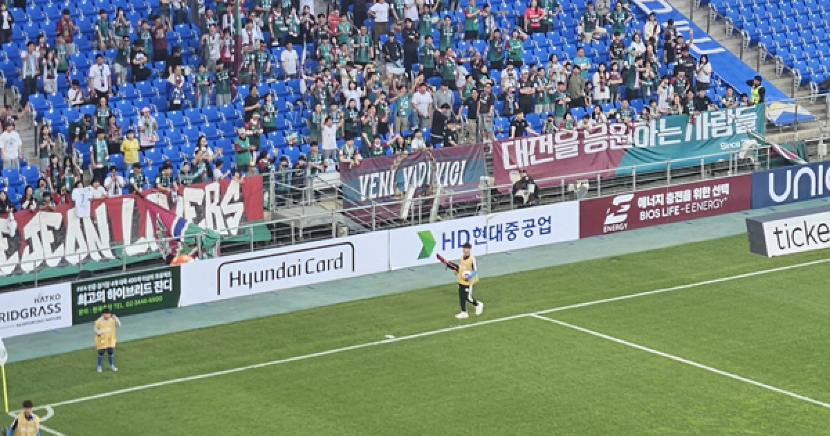 [현장에서]"공중에서 허리부터 떨어져" 마사 안타까운 부상, 앰뷸런스 타고 병원 이송…4-1 대승에도 웃지 못한 황선홍 "큰 부상 아니길"