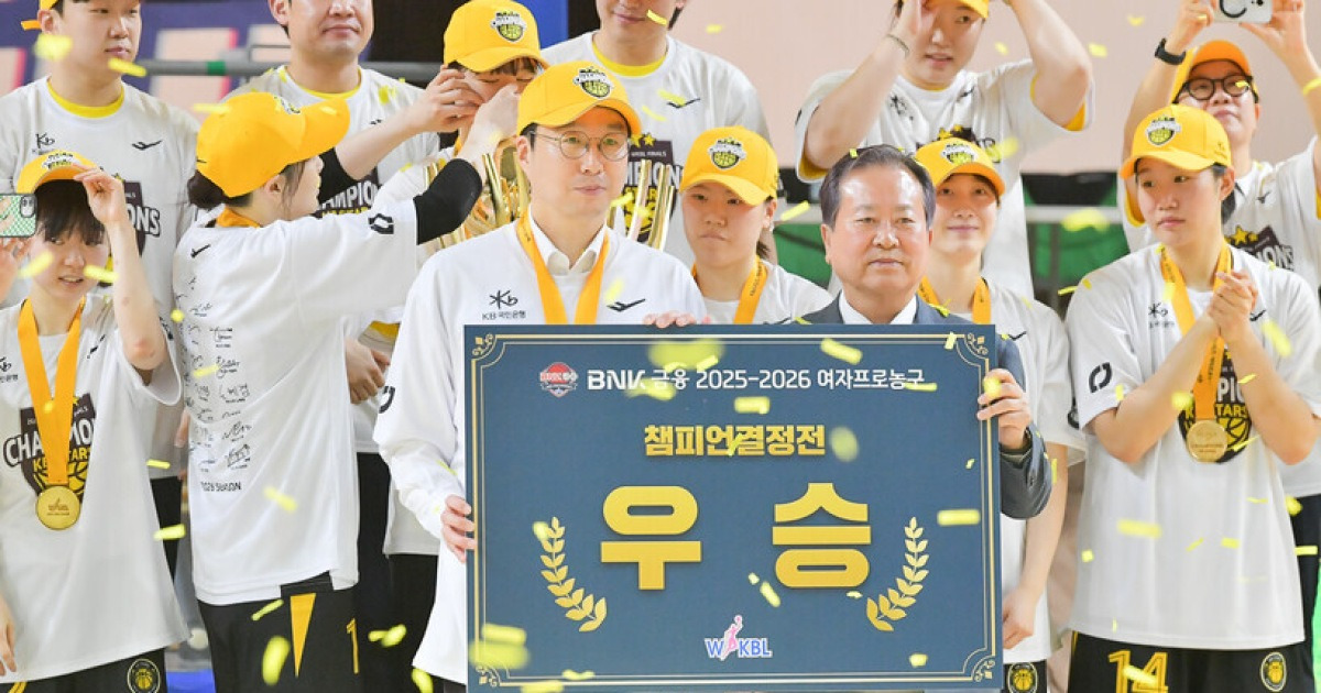 “강이슬·박지수한테 달려가야죠” 왕조 구축 노리는 KB스타즈, 김완수 감독의 시선은 FA로