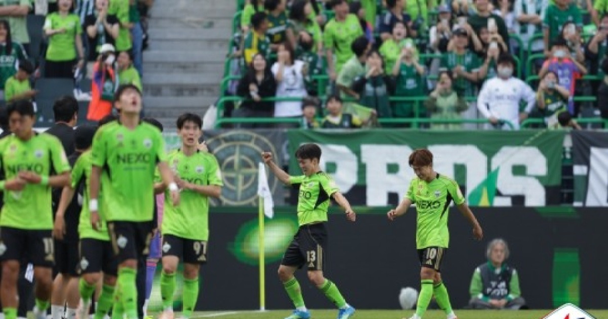 '무승부 분위기를 단 한 방에' 강상윤 추가시간 극장골...전북, 포항 3-2 제압