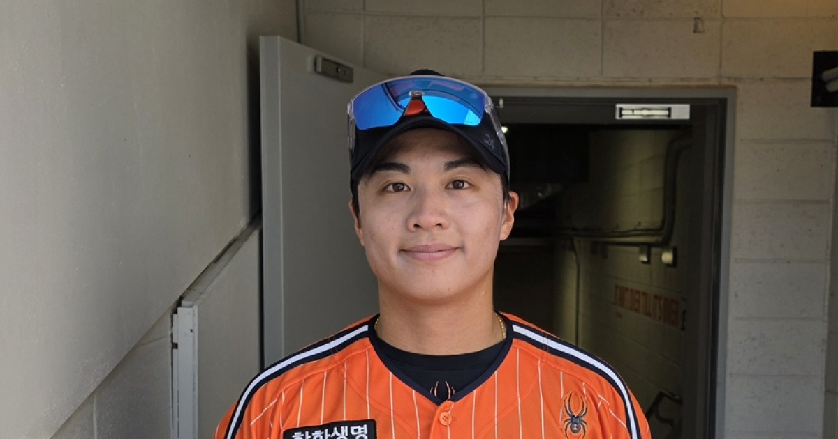 어쩌면 한화에서 가장 바쁜 사람 왕옌청…경기 전엔 루틴으로 채우고, 끝나면 더그아웃 정리까지