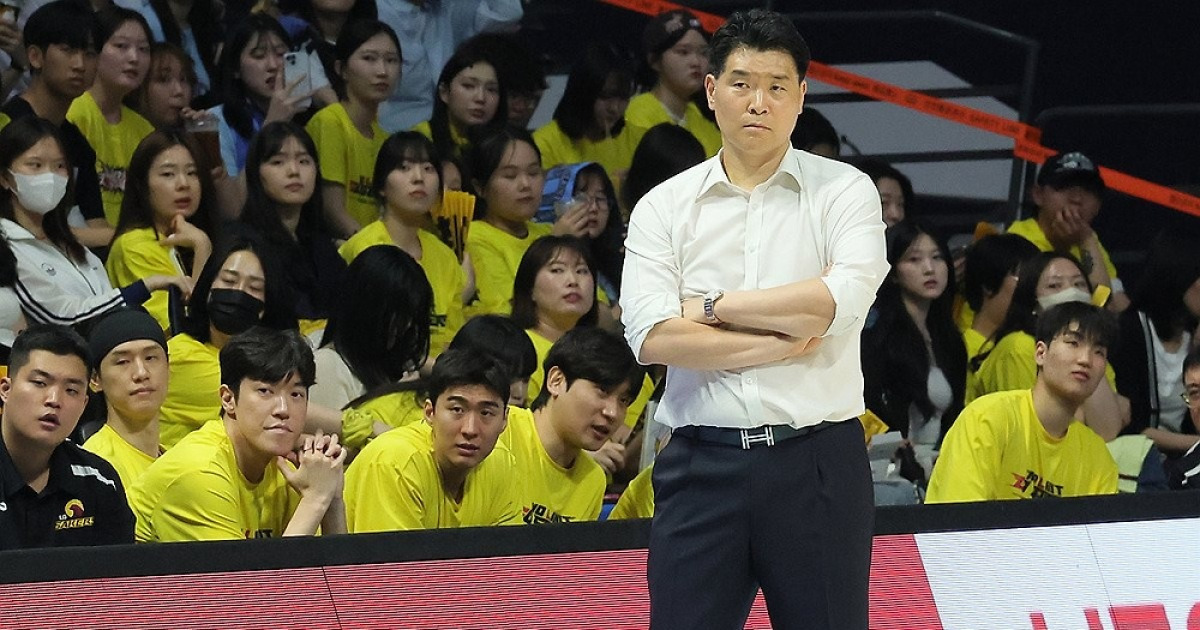 LG, 1위팀 역대 최초로 PO '전패 탈락'…조상현 "다 감독 책임"