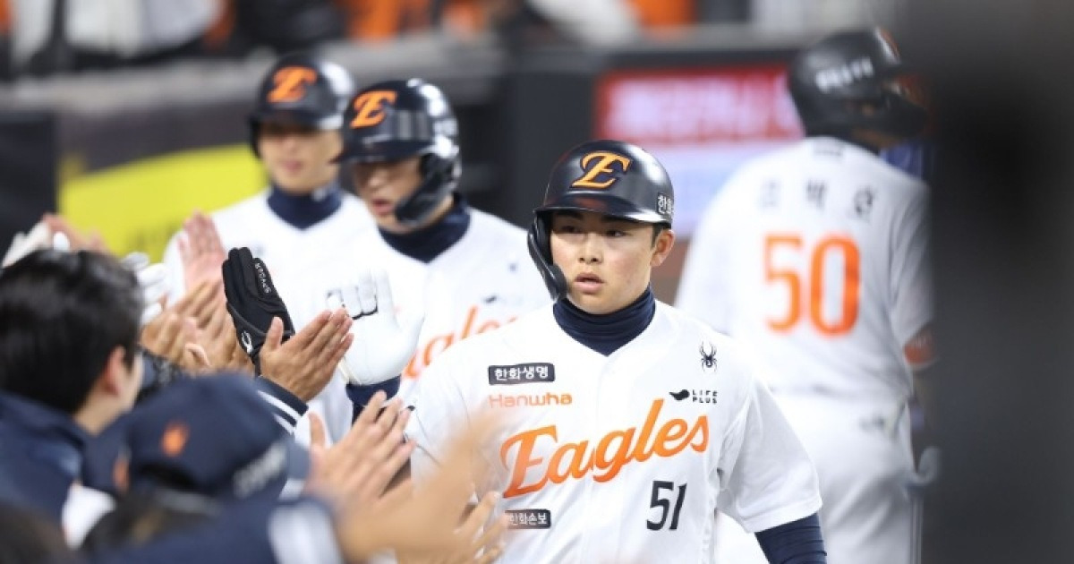 주전 도약-태극마크, 이제는 한화의 붙박이 3번 타자로···‘타율 0.361’ 맹타 문현빈 “당연히 작년보다는 잘해야죠”
