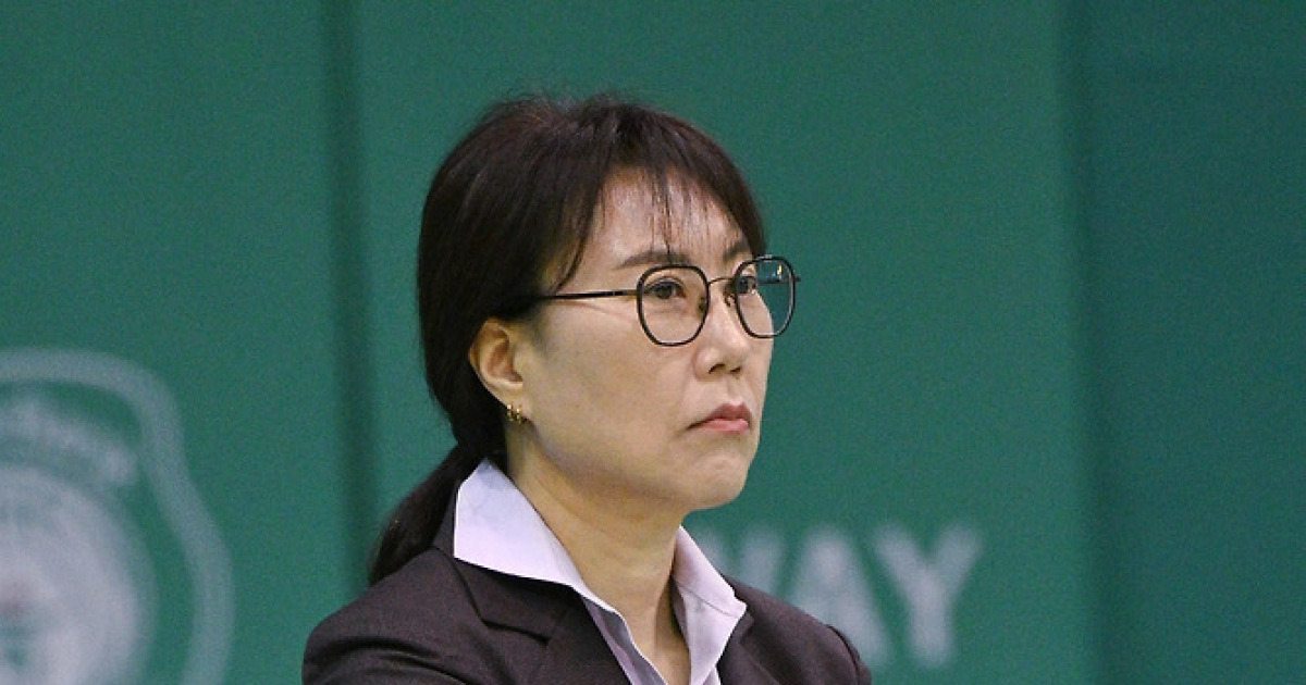 [단독] ‘여자농구 레전드’ 정선민 하나은행 코치, 선수 대상 부적절한 성적 발언 논란…사퇴 의사 전달