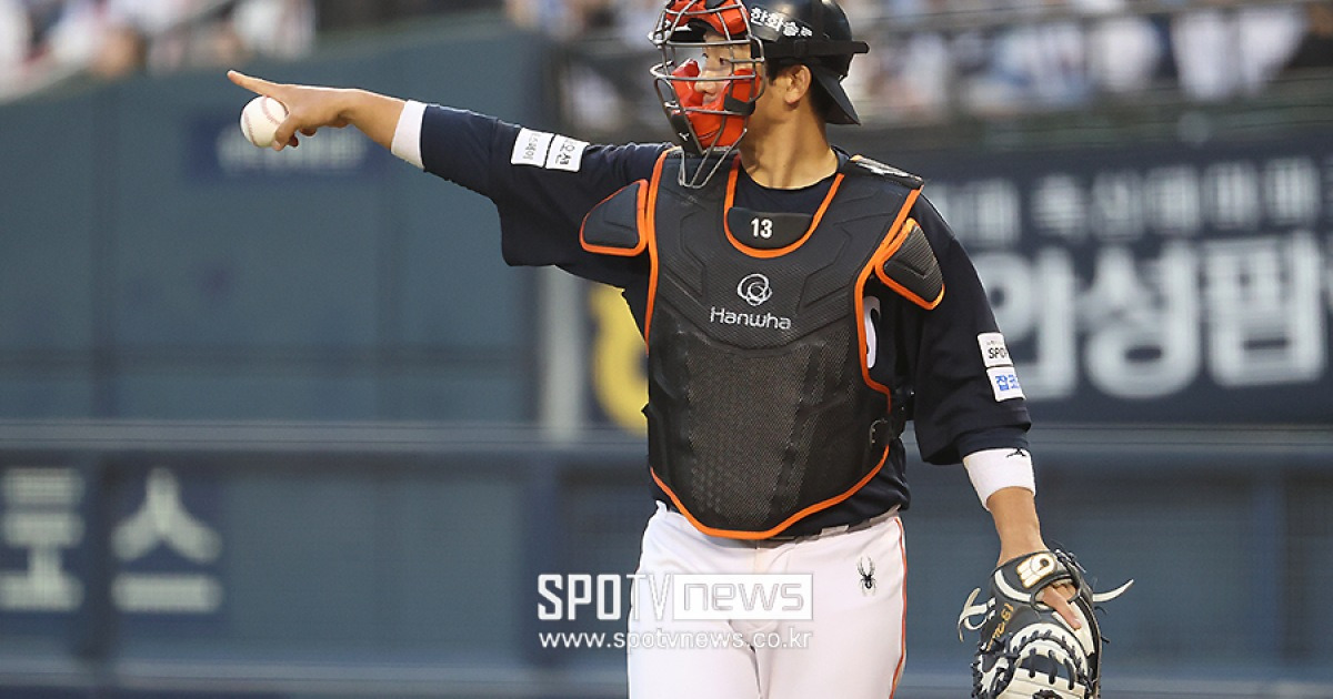 한화 안방이 흔들린다, FA도 앞뒀는데 아직도… 최재훈 치명적 실수, 공 놓치고 홈 막다니