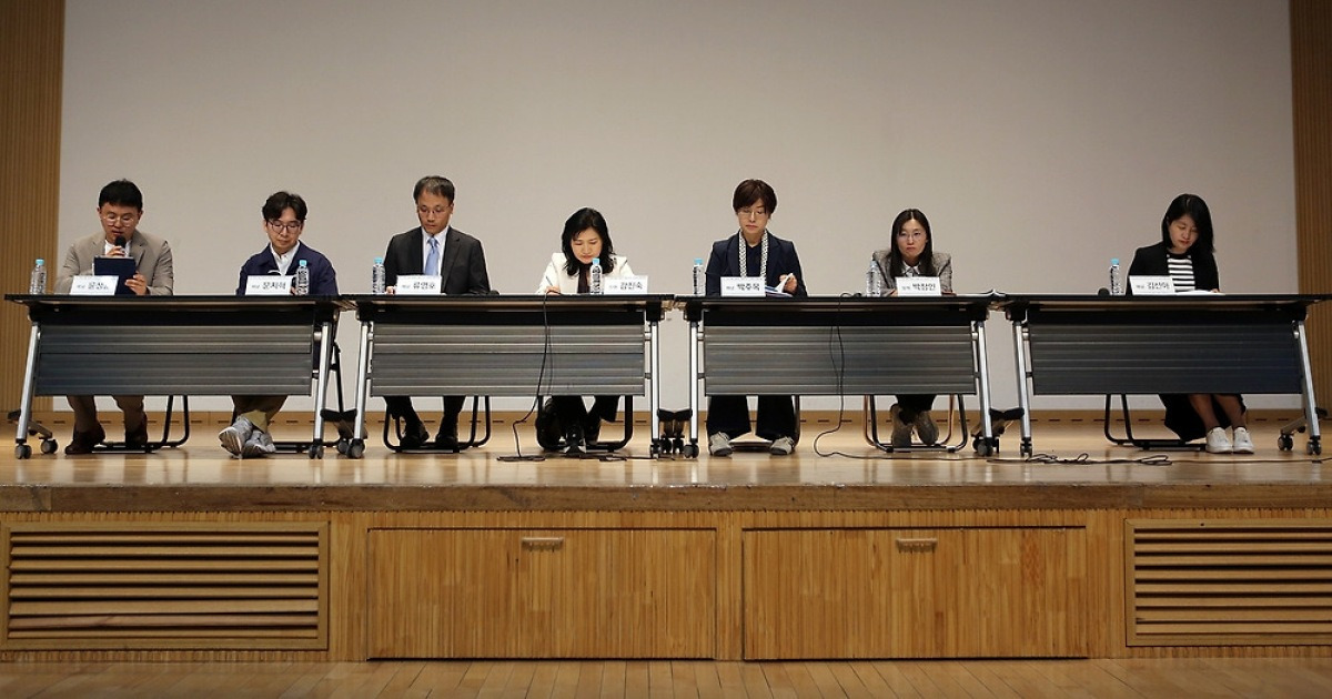 ‘딸깍 출판’ 위기에 머리 맞댄 출판인들···“인간 보증? AI 포섭?” 묘수 찾을까