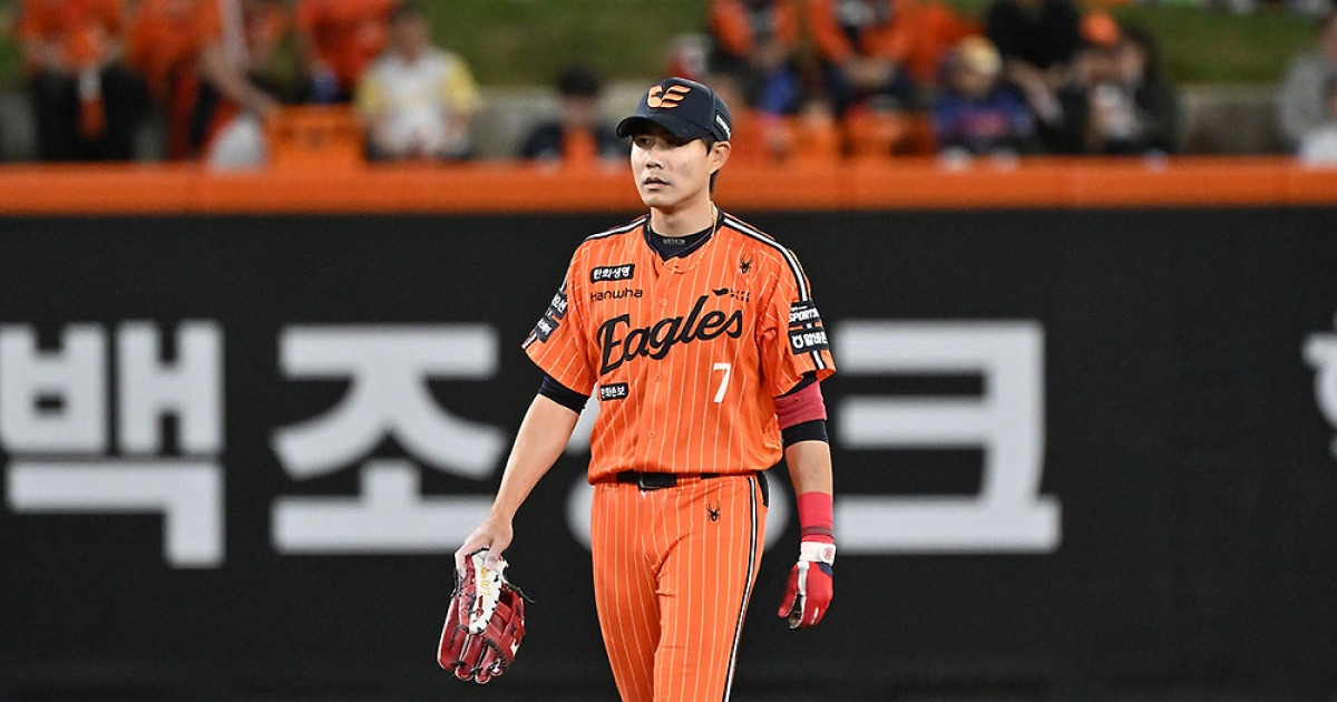 '한화 악재' 150km/h 직구에 왼팔 맞은 심우준, 이도윤으로 교체…"전완부 타박상, 현재 아이싱 중" [대전 라이브]