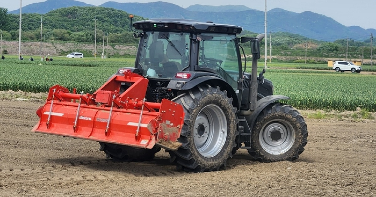 AI트랙터, 모내기 앞둔 논에서 흙다지기 척척