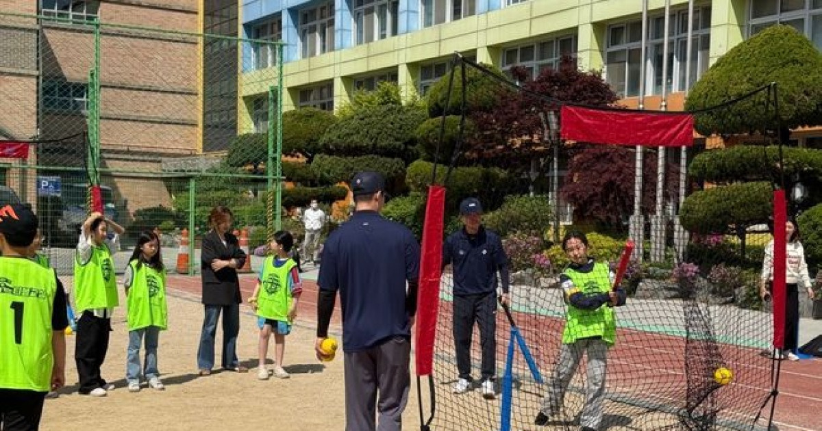 “아이들 뛰어노는 모습 보기 좋네요” 류지현-권오준 ‘아이돌급’ 인기! 성북초에 울린 함성, KBO 티볼교실이 만든 특별한 하루