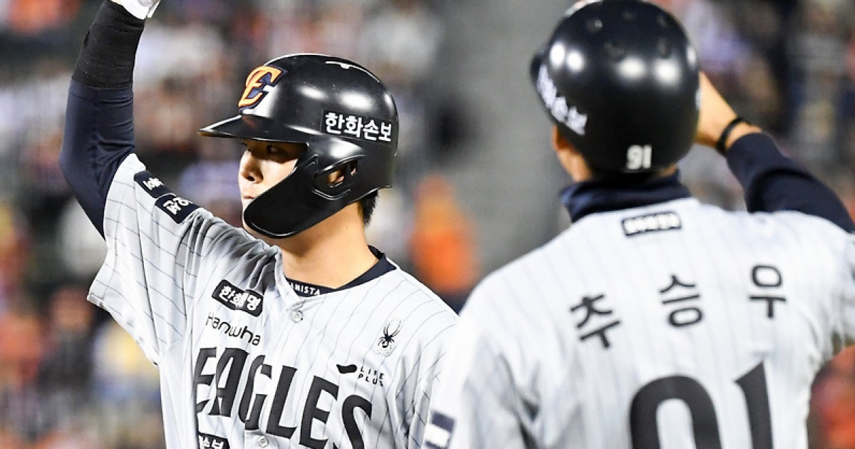 '이틀 연속 대포' 술렁이는 한화팬, 이글스에 이런 거포 포수가…, 문동주 강판 직후 장찬희 상대 투런포 폭발→2타석 만 3타점