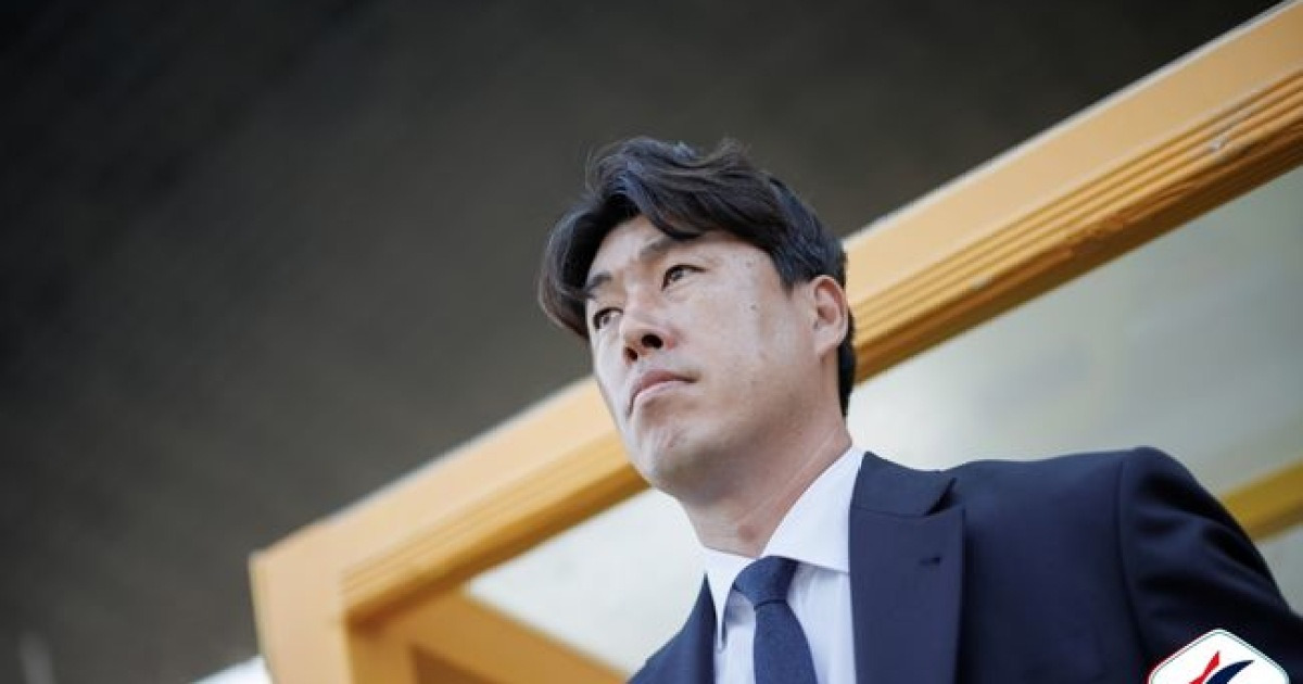 "스쿼드가 너무 얇다" 이정규 광주 감독의 쓴웃음..."19명으로 경기 중, 이적시장은 계획대로"[전주톡톡]