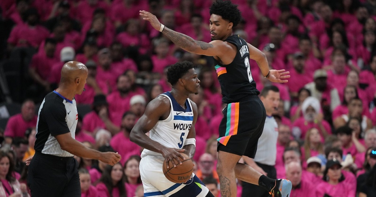 블로킹 12개 NBA PO 역사 바꾼 ‘신인류’ 웸반야마 하지만 샌안토니오는 에이스 에드워즈가 복귀한 미네소타를 넘지 못했다