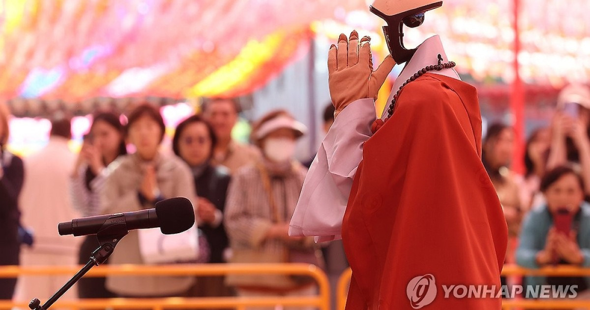 로봇 스님 합장 지켜보는 시민들
