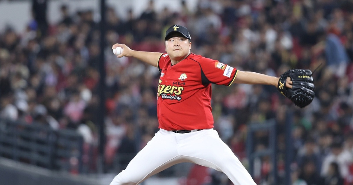 KIA 한재승, 강습 타구에 손목 맞아 교체…"아이싱 조치 후 병원 검진 예정" [광주 라이브]