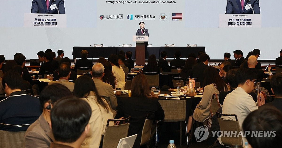 격화하는 AI 패권 전쟁…"한미일, 메모리 통합칩 공동 개발해야"