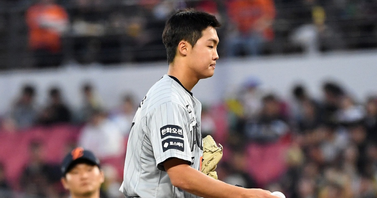 '공은 못 치겠는데 스트라이크가 안 들어온다' 157km 강속구에도 4볼넷 자멸...정우주 첫 선발 씁쓸한 결말