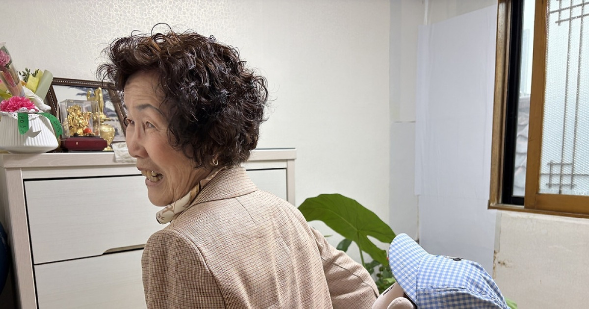 "내 자식이나 다름없지"…어버이날 독거노인 곁 채우는 AI 로봇