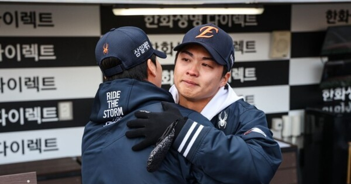 "그냥 안아주는 것밖에…" 문동주 떠올리다 울컥한 한화 에이스, 선발진 붕괴 속 진심 고백 "팀이 함께 노력해줘 감사하다"