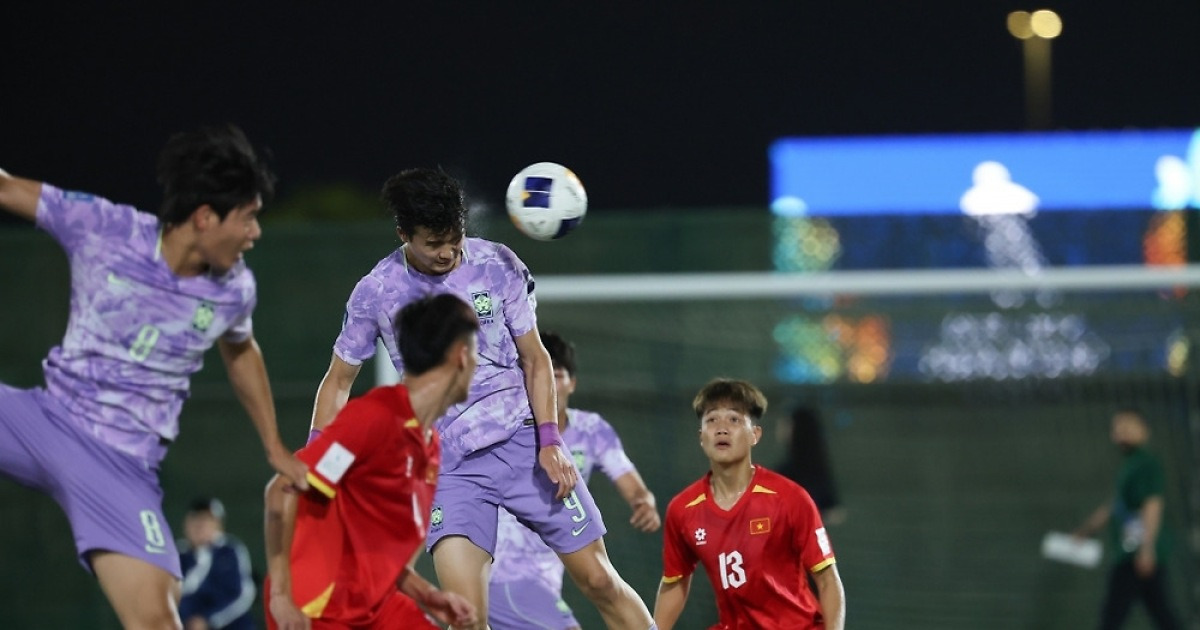 '대박' 패색 짙던 후반 38분부터 '4골 융단폭격'... 한국 U-17, 베트남에 4-1 대역전극 '조 1위 등극'