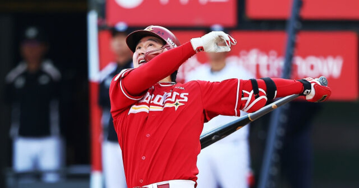 '첫 타석부터 쾅!' 최정, KBO 역대 최초 '21시즌' 연속 두 자릿수 홈런 폭발…통산 528호 [MD수원]