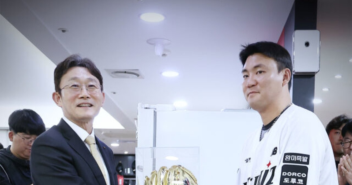 KT 새 구단주 위즈파크에 떴다! 선수단에 한우 특식 제공…장성우 "책임감 갖고 좋은 성적 낼 것" [MD수원]