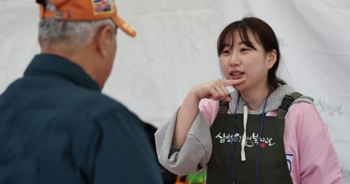 Lifelong Education School, Sign Language Interpretation Support for Deaf Students
