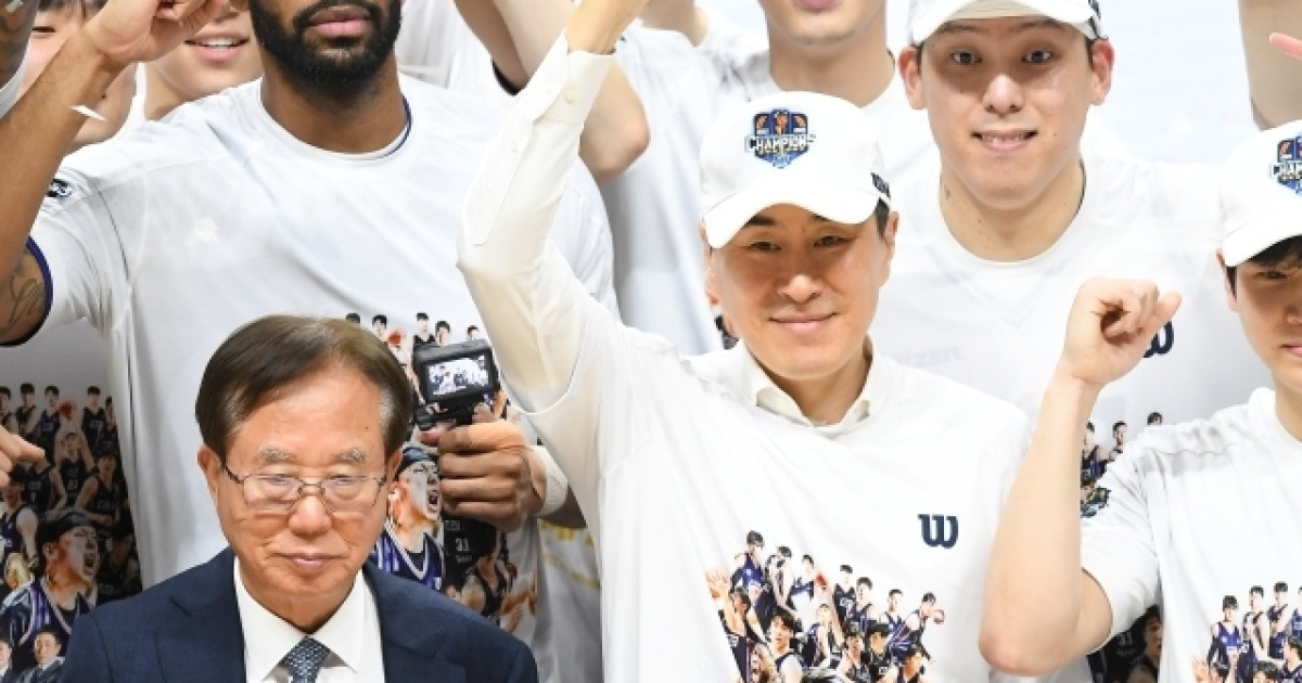 ‘우승 약속’ 지킨 ‘KCC맨’ 이상민 감독, 故 정상영 명예회장과 아버지를 떠올리다…“꼭 우승하라는 약속 지켰습니다” [KCC V7]