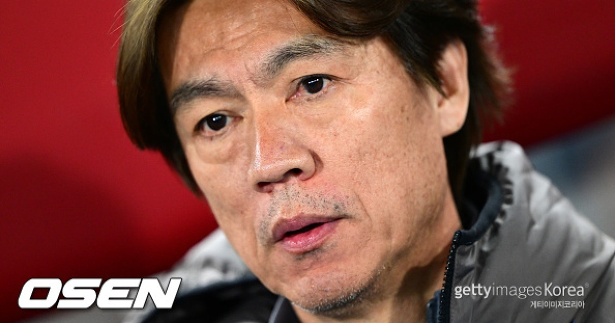 '한국 수비 뻥뻥 뚫리는데?' 논란의 스리백에 답한 홍명보 감독 “스리백과 포백, 같이 쓰도록 준비했다”
