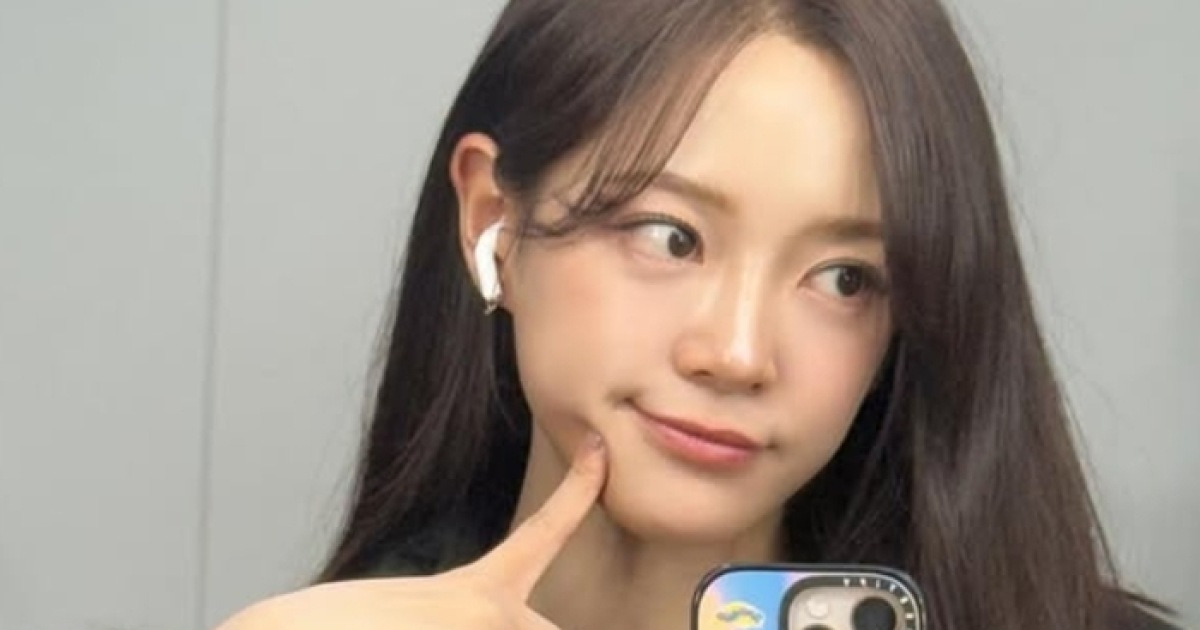 김세정 촬영장 비하인드컷...시크한 볼 콕