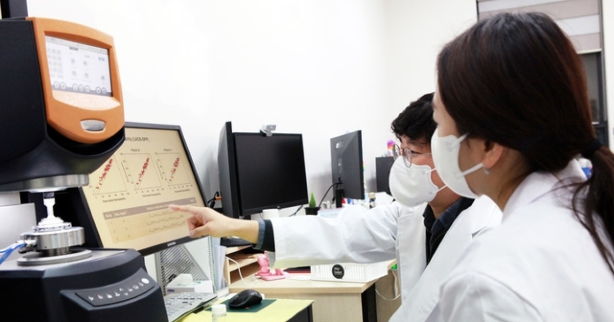 “기획부터 맞춤 레시피까지 뚝딱”…K-뷰티 양대산맥, AI 생산 혁명