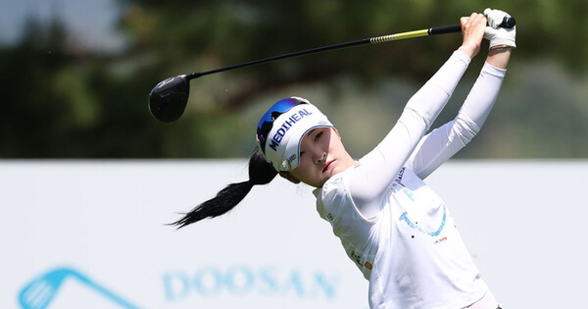 상금1위 이예원, 조별리그 연달아 승리…대회 2연패 순항 [KLPGA 두산매치플레이]