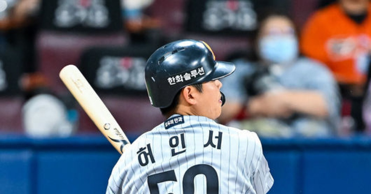 투수에게 공 돌려주다 실점이라니, 사회인에서도 안 나올 어이없는 실책…신인왕 후보 포수, 뼈저린 교훈 얻었다