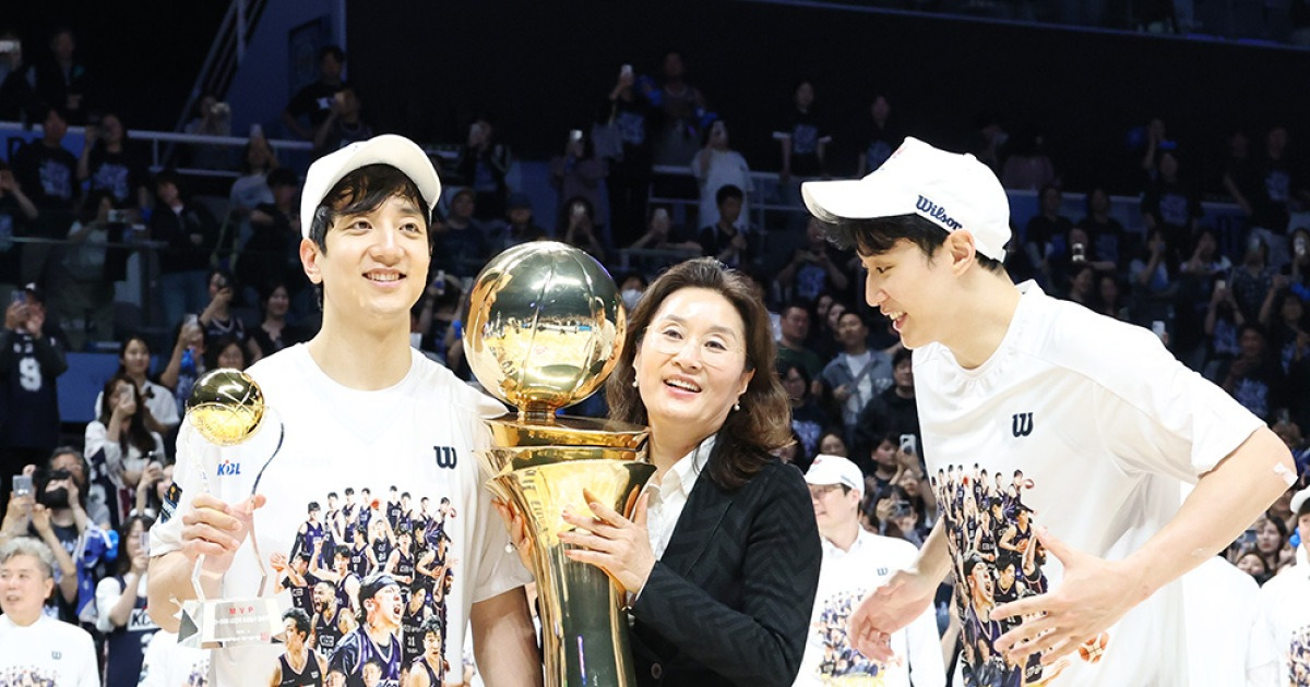 '삼부자 챔프전 MVP 달성' 허웅·허훈 형제 "가장 큰 공은 어머니, 아들 셋 키워주셨다"