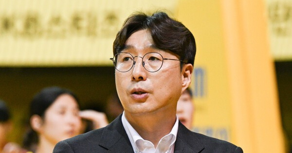 명장 향한 역대급 예우!…KB, '우승 사령탑' 김완수와 3년 더 동행