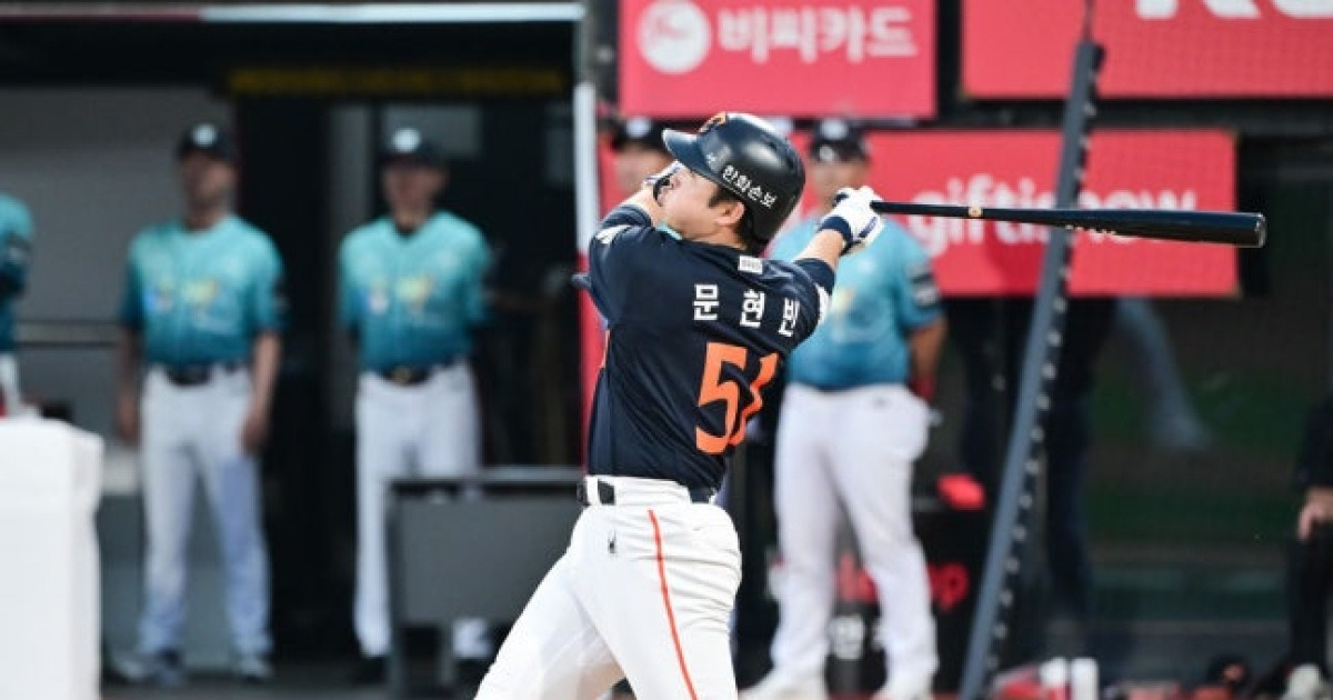 '와' 한화 팀 내 홈런 1위 또.또.또 한 명 늘었다! 문현빈, 6일 만에 125m 역전 투런포 '시즌 8호' [수원 현장]
