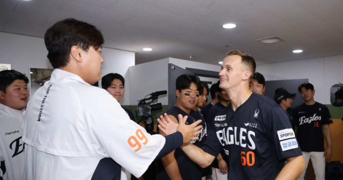"한화 우승하면 쿠싱도 반지 만들어 주세요"…'헌신좌' 향한 류현진의 멋진 작별 인사 [수원 현장]
