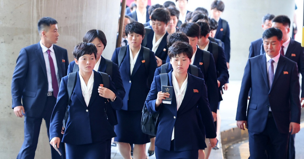 환영인사 외면…굳은 표정…7분만에 공항 빠져나간 北
