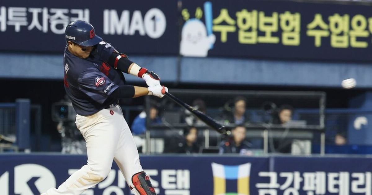 한동희 진짜 터졌나? 시속 174.4㎞ 대포가 잠실 외야 최상단에…이틀 연속 잠실 넘겼다