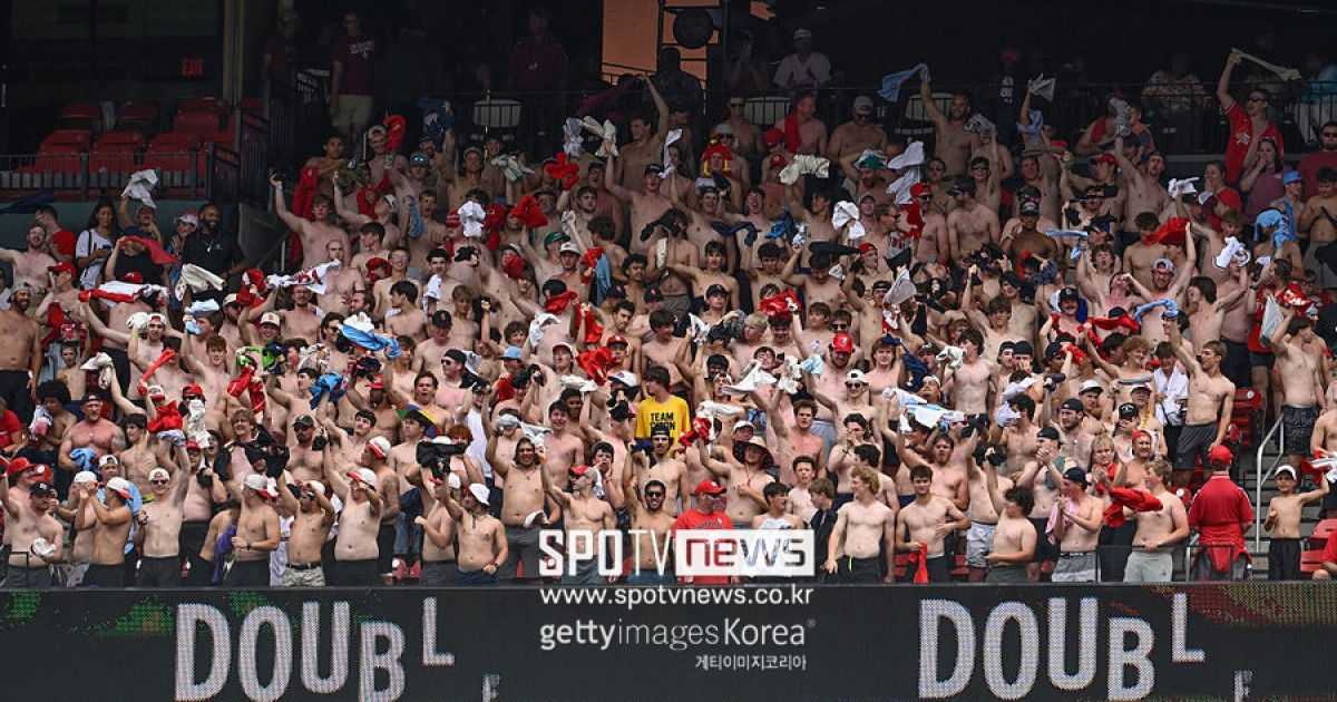 야구장에 '상의탈의족' 웬 말…감독이 한술 더 떴다 "또 오세요, 표 사드립니다"