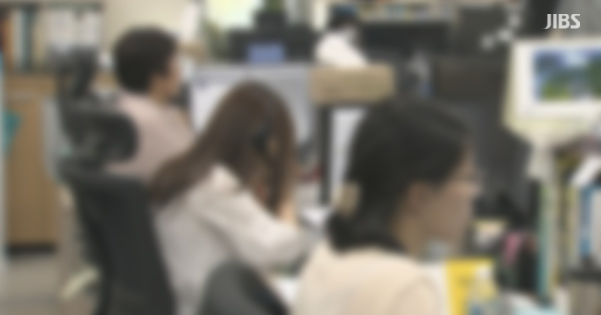 “연봉 높아도 안심 못한다”… AI 시대, 먼저 흔들리는 건 사무직
