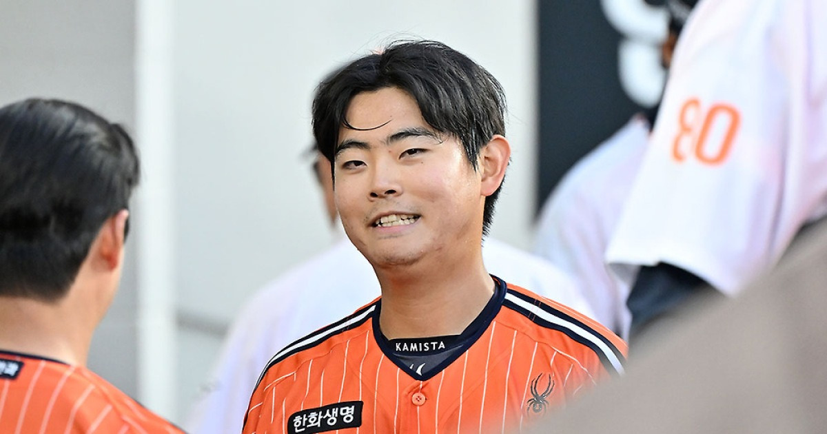 한화, 36년 만에 새 역사? '100억' 우승 청부사도 감탄! "홈런 능력 나보다 훨씬 뛰어나"→신인왕+GG 동반 수상 도전할까